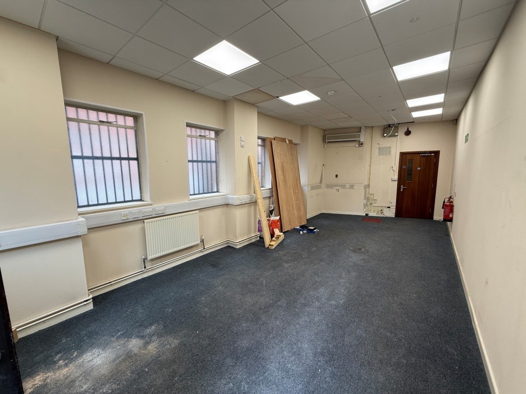 Lot: 14 - VACANT TOWN CENTRE COMMERCIAL PREMISES AND YARD WITH POTENTIAL - Main office from entrance door with windows to side